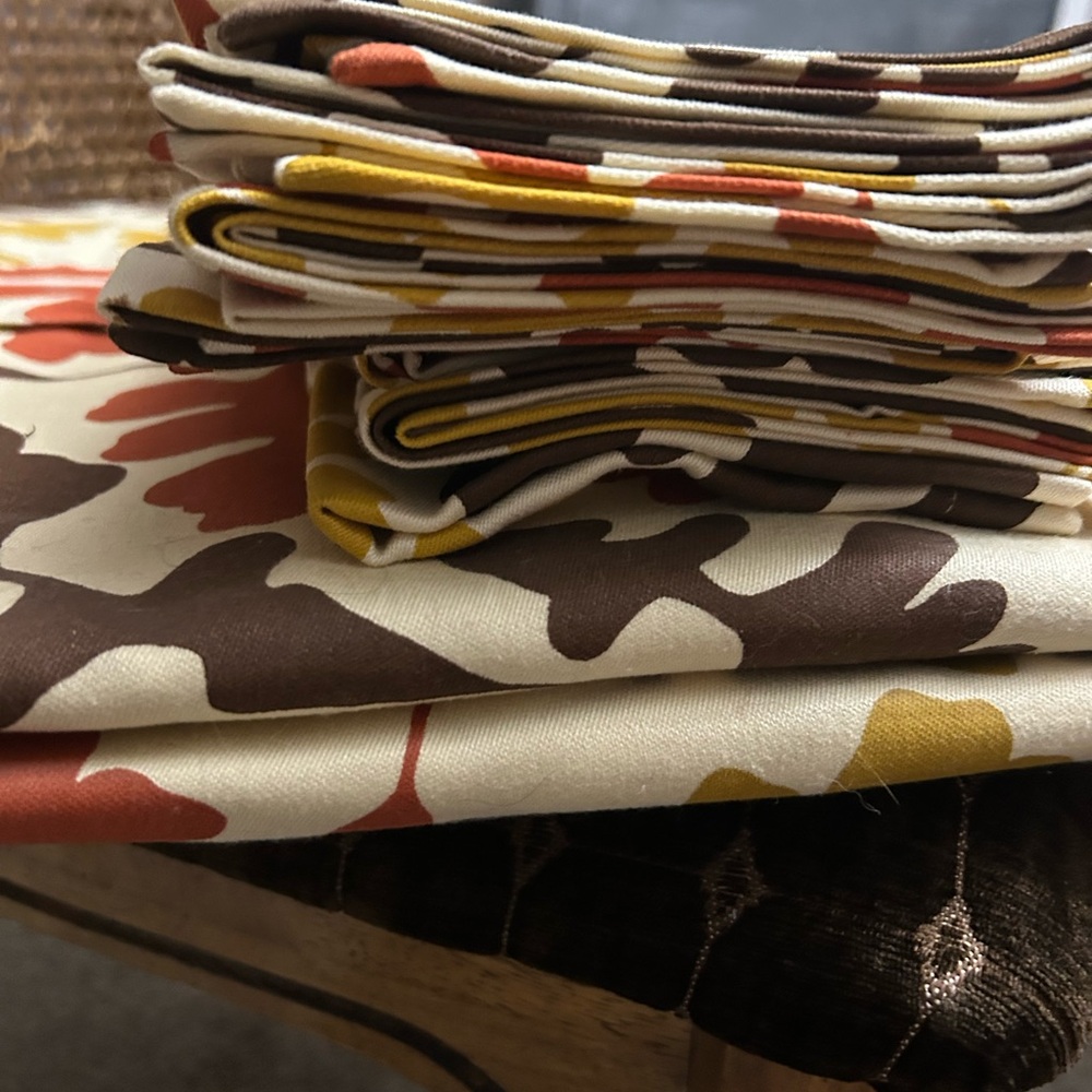 Crate&Barrel Table cloth and 8 large cloth napkins